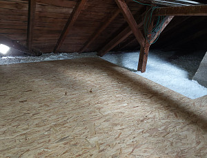 Zateplení stropu obecního domu pomocí foukané izolace